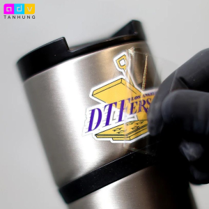 Thi công đơn giản, chỉ cần dán và lột